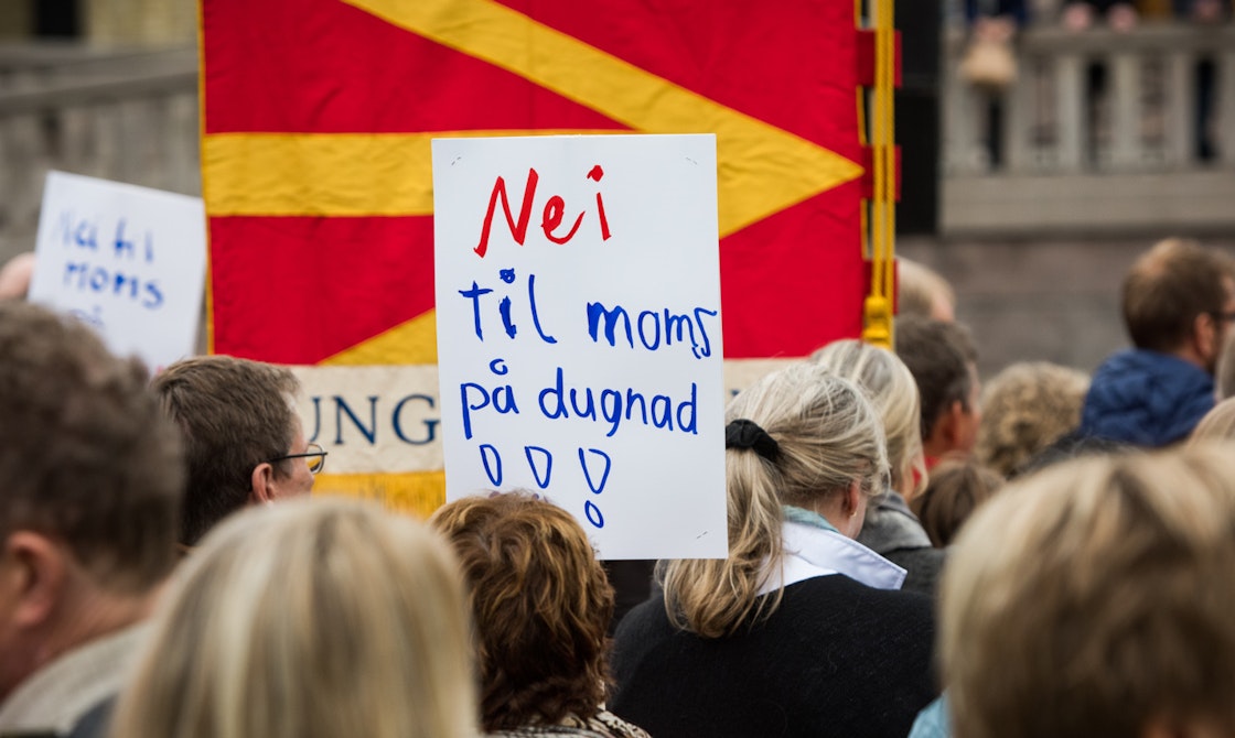 Demonstrasjonsplakat med "Nei til moms på dugnad"