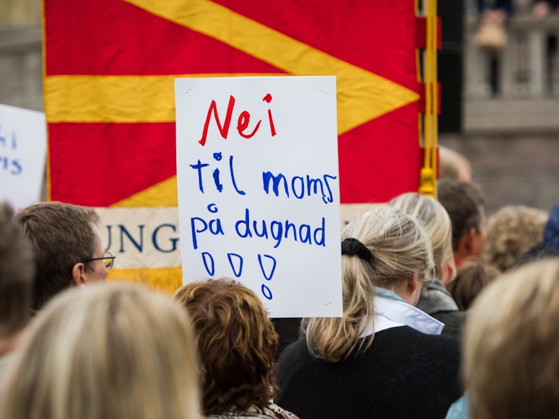 Demonstrasjonsskilt med teksten Nei til moms på dugnad