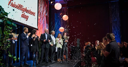 Fra scenen: Kulturminister og vinnere av priser 2017 står på scenen mens det drysser ballonger