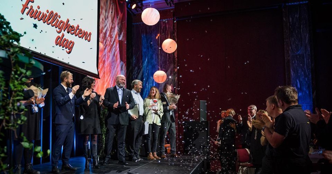 Fra scenen: Kulturminister og vinnere av priser 2017 står på scenen mens det drysser ballonger