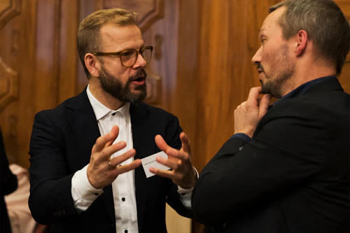 Heikki Eidvoll Holmås i samtale med Sturla Stålsett