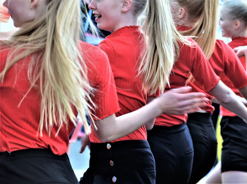 Unge jenter danser