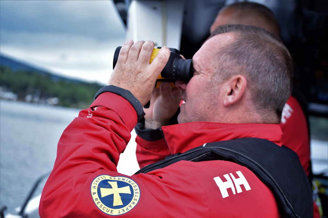 Frivillige i sving på en av redningsskøytene til Redningsselskapet i Oslo den 6. juli 2020.