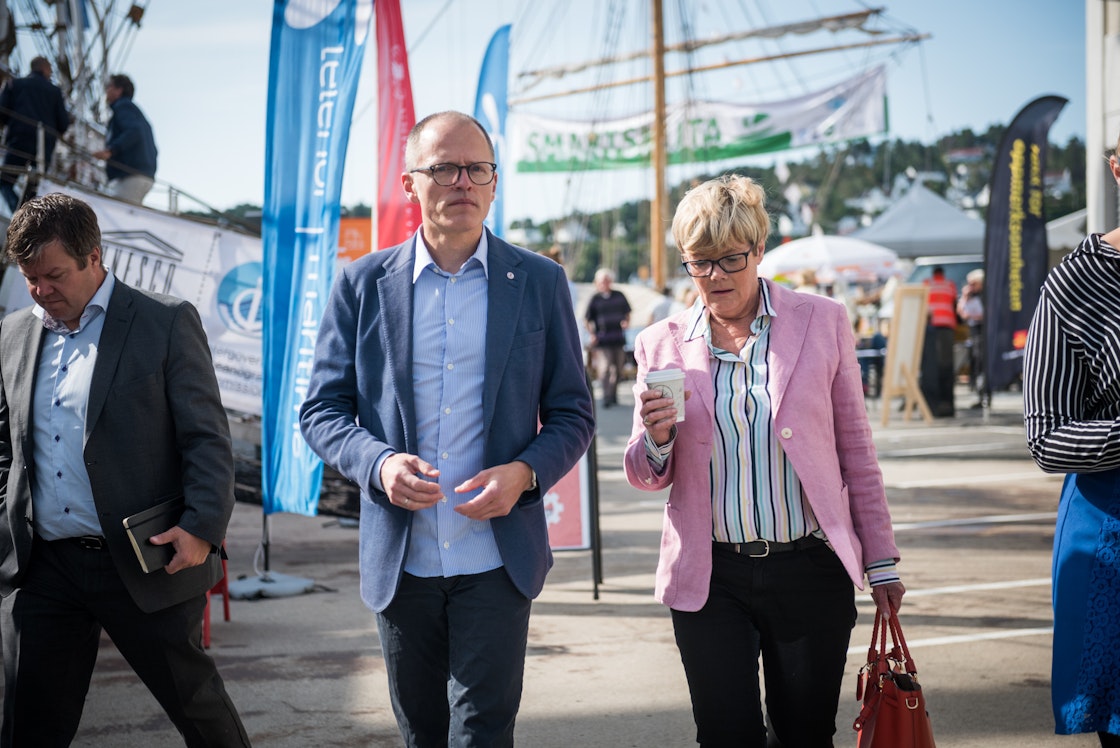 Stian Slotterøy Johnsen og Kristin Ørmen Johsen går blant mange mennesker og båter på kaia i Arendal