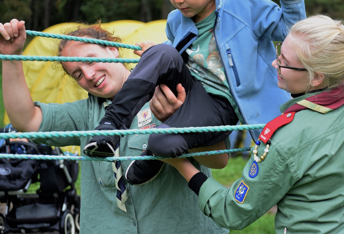 Speiderledere hjelper et barn gjennom hinderløype. Foto: Hedvig Kolboholen/Frivillighet Norge