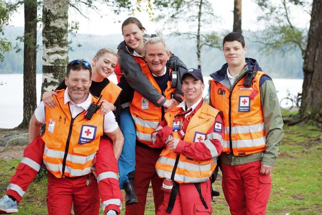 En gruppe av frivillige fra Norges Røde Kors som er ute i naturen.