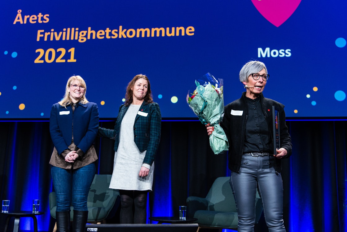 Ordfører i Moss kommune Hanne Tollerud mottak prisen Årets Frivillighetskommune 2021.