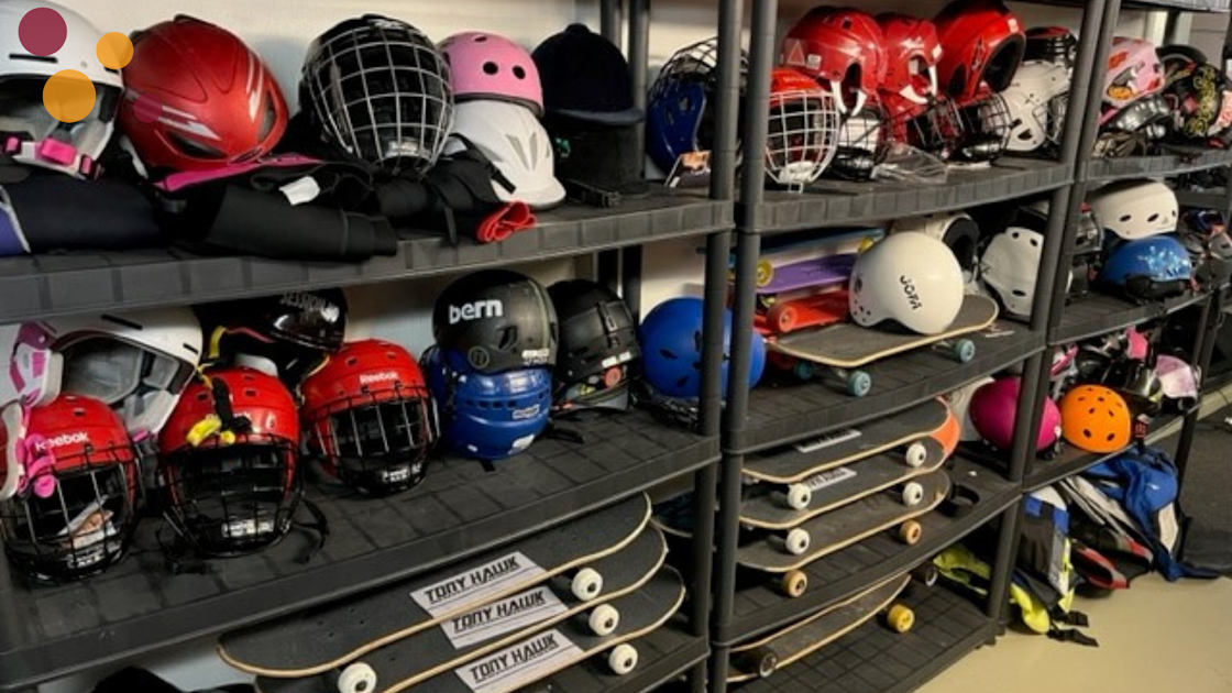 Bilde av hyller med skateboards og hjelmer
