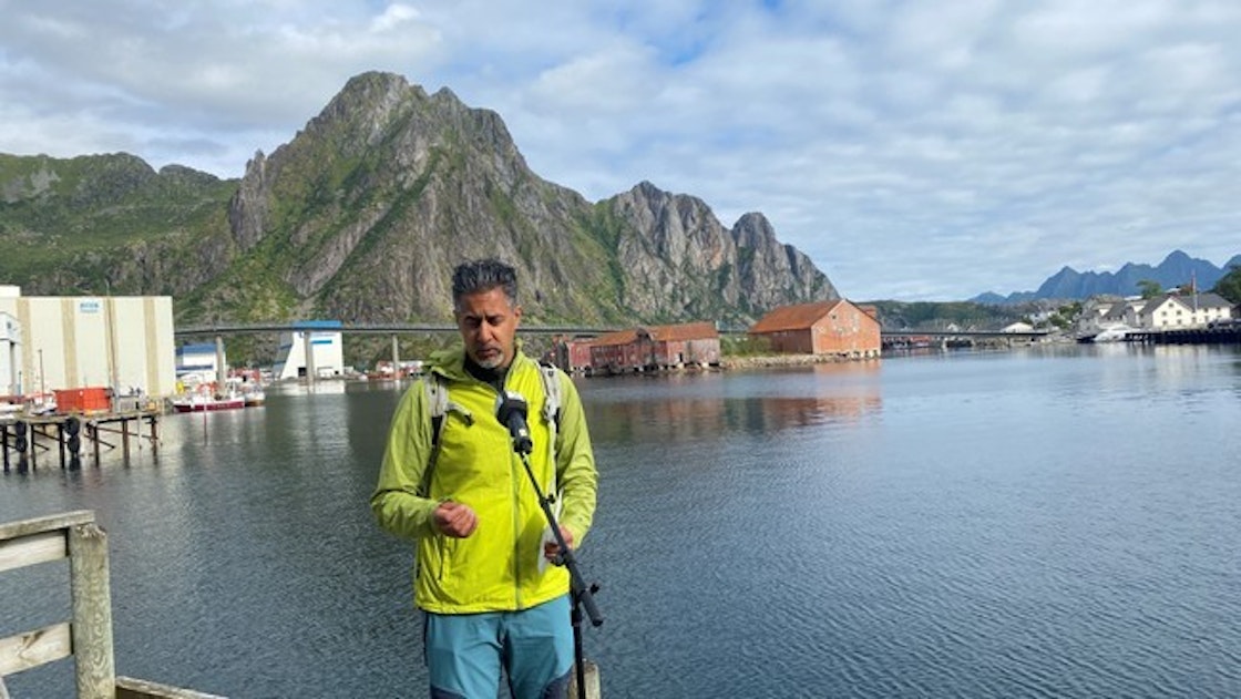 Mann foran fjord og fjell