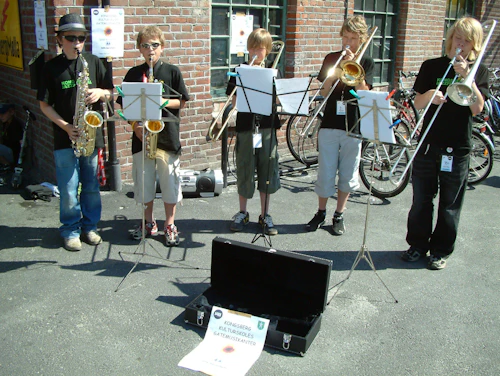 Gatemusikanterfor SOS barnebyer kongsbergjazzfestival2005