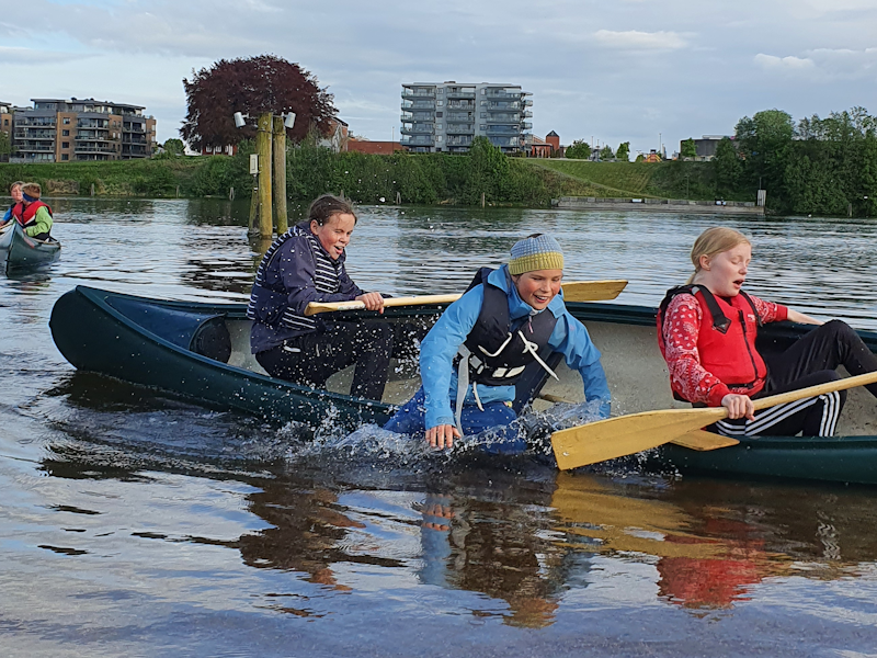 Bilde av ungdom som padler en kano