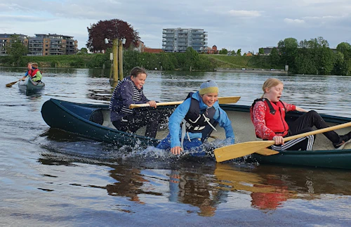 Bilde av ungdom som padler en kano