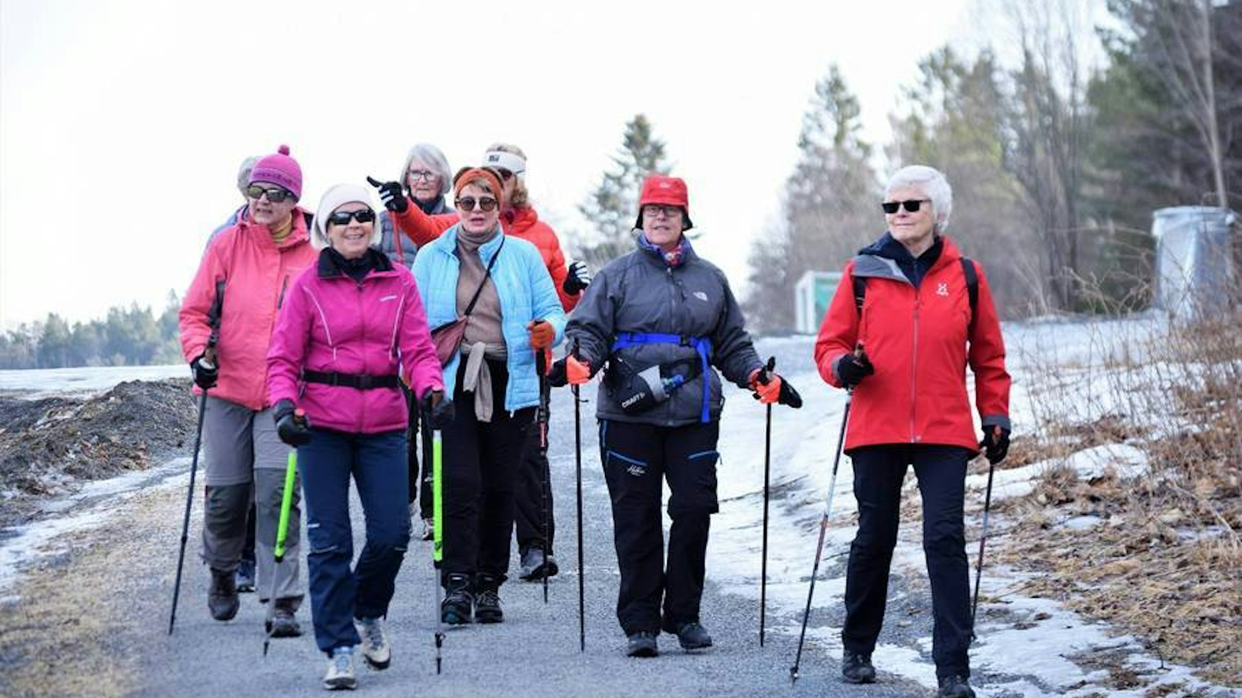 En gruppe eldre kvinner som går tur