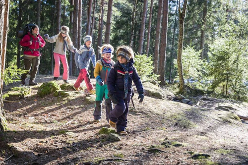 Barn går tur i skogen
