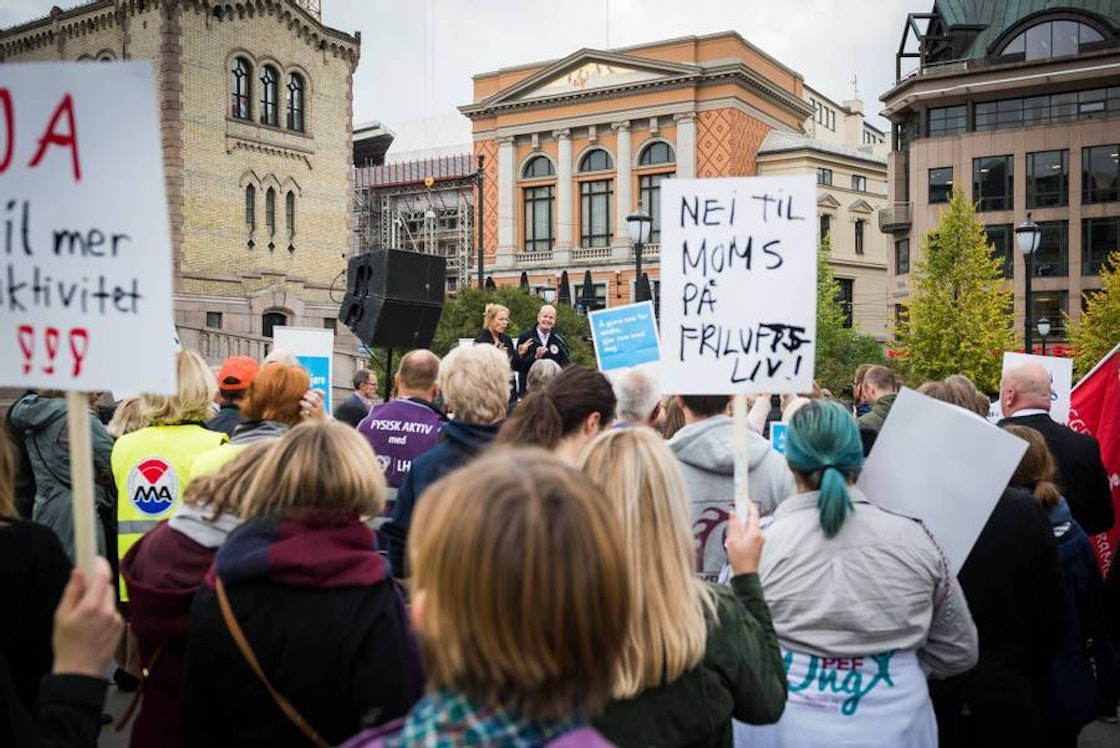 Folkemengde foran Stortinget. plakater blant annet med påskrift: Nei til moms på friluftsliv