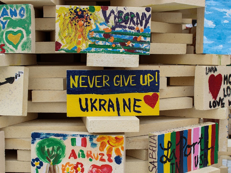 Steiner i stabel, hvor det bl.a. står "Never give up Ukraine"