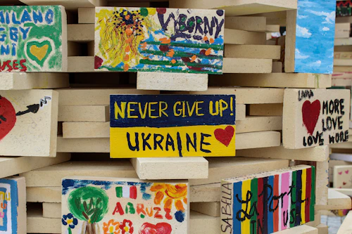Steiner i stabel, hvor det bl.a. står "Never give up Ukraine"